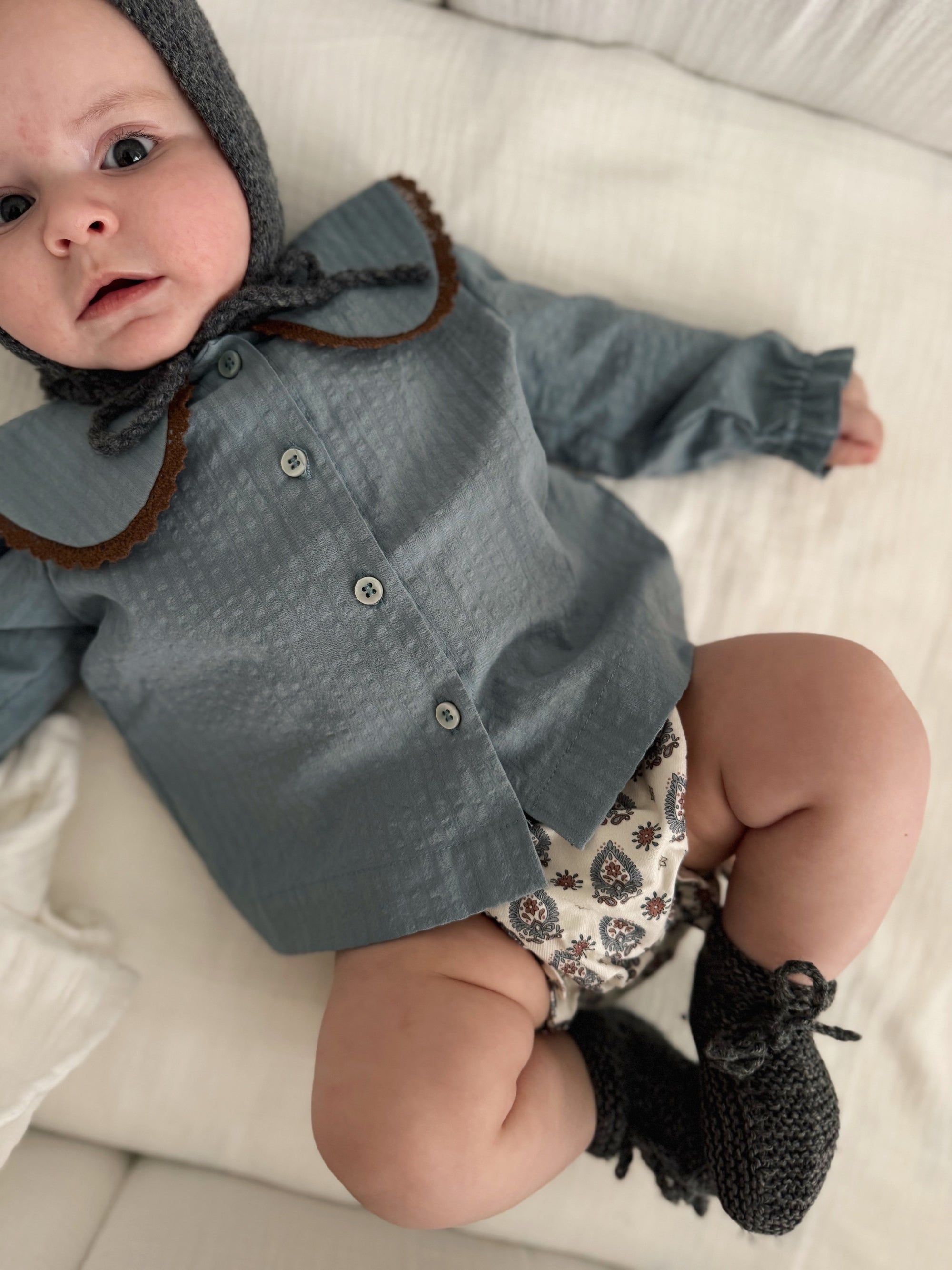 Bebé con blusa azul de Tipitesa