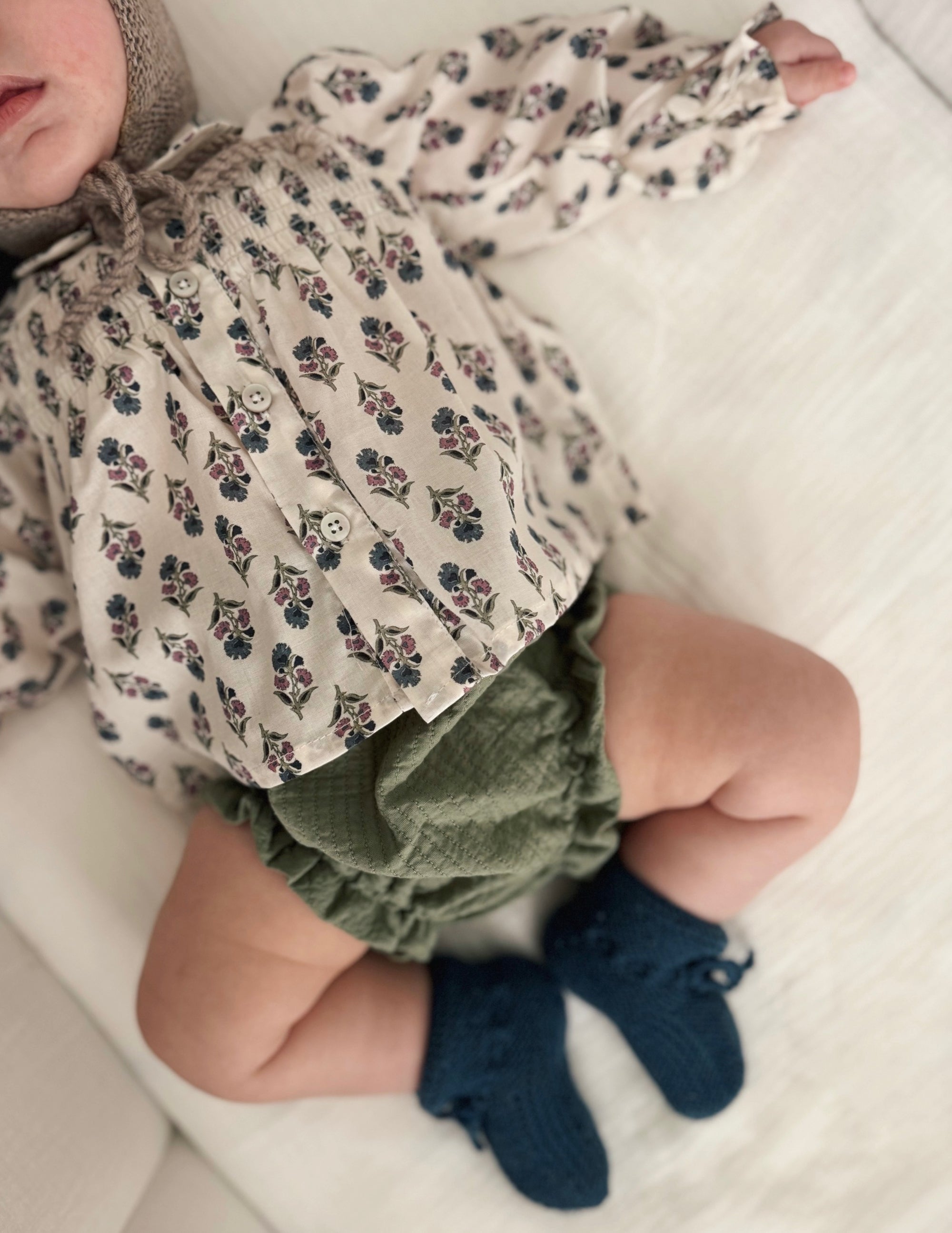 Detalle blusa de bebé Gardeaprint con pololo a conjunto de Tipitesa