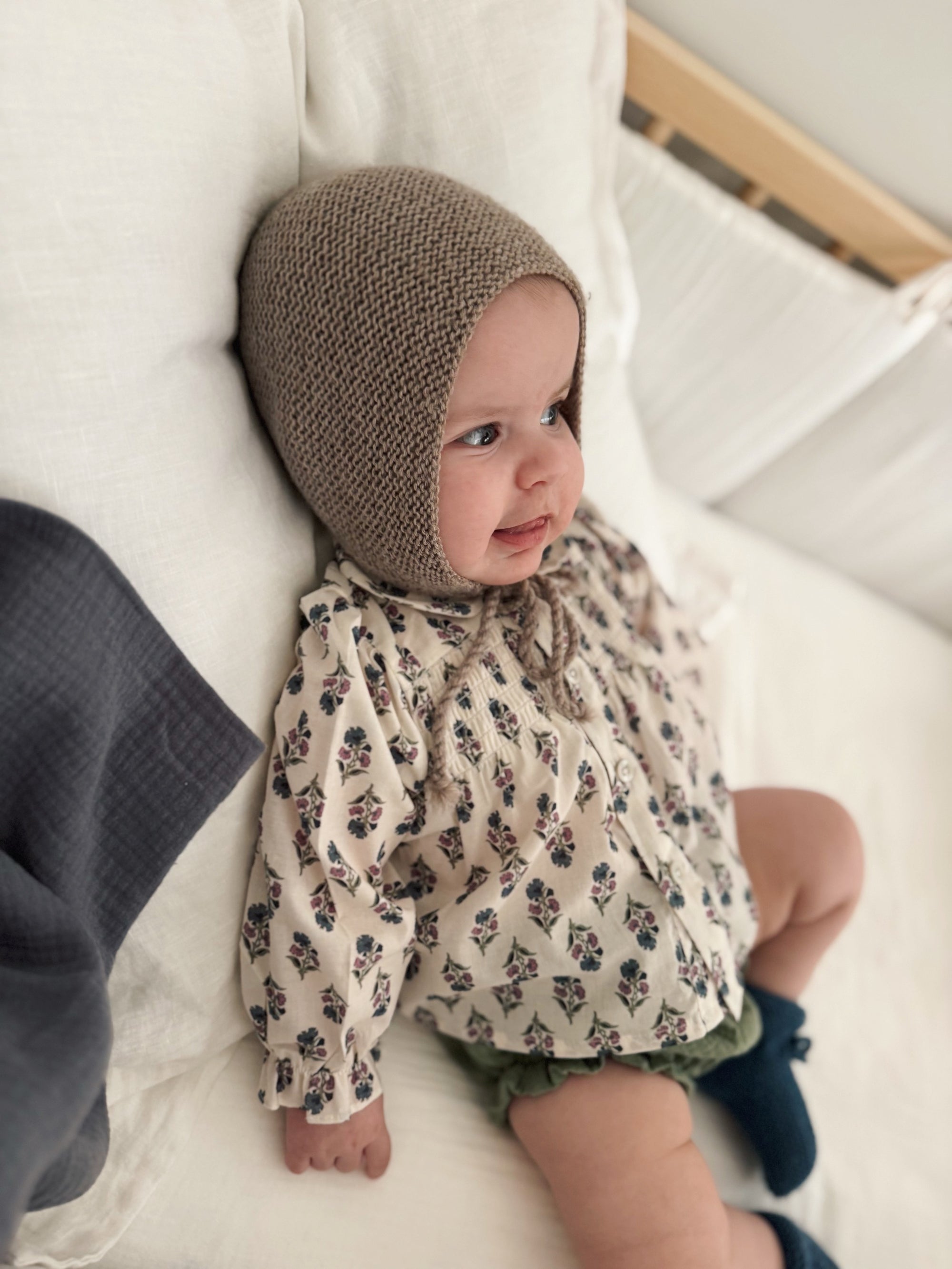 Bebé con blusa Gardea Print y pololo 100% algodón de Tipitesa