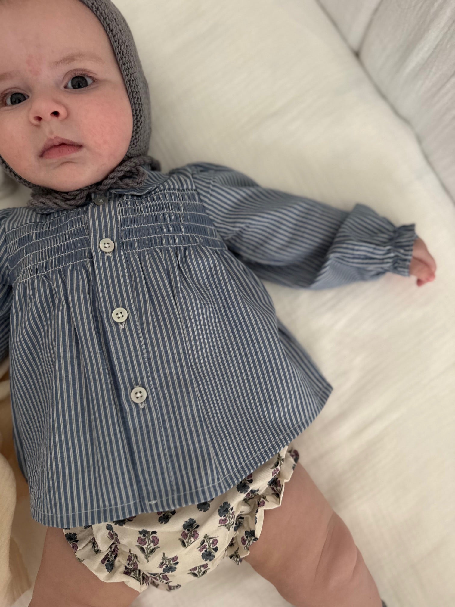 Bebé con blusa Blue Stripes con pololo de Tipitesa