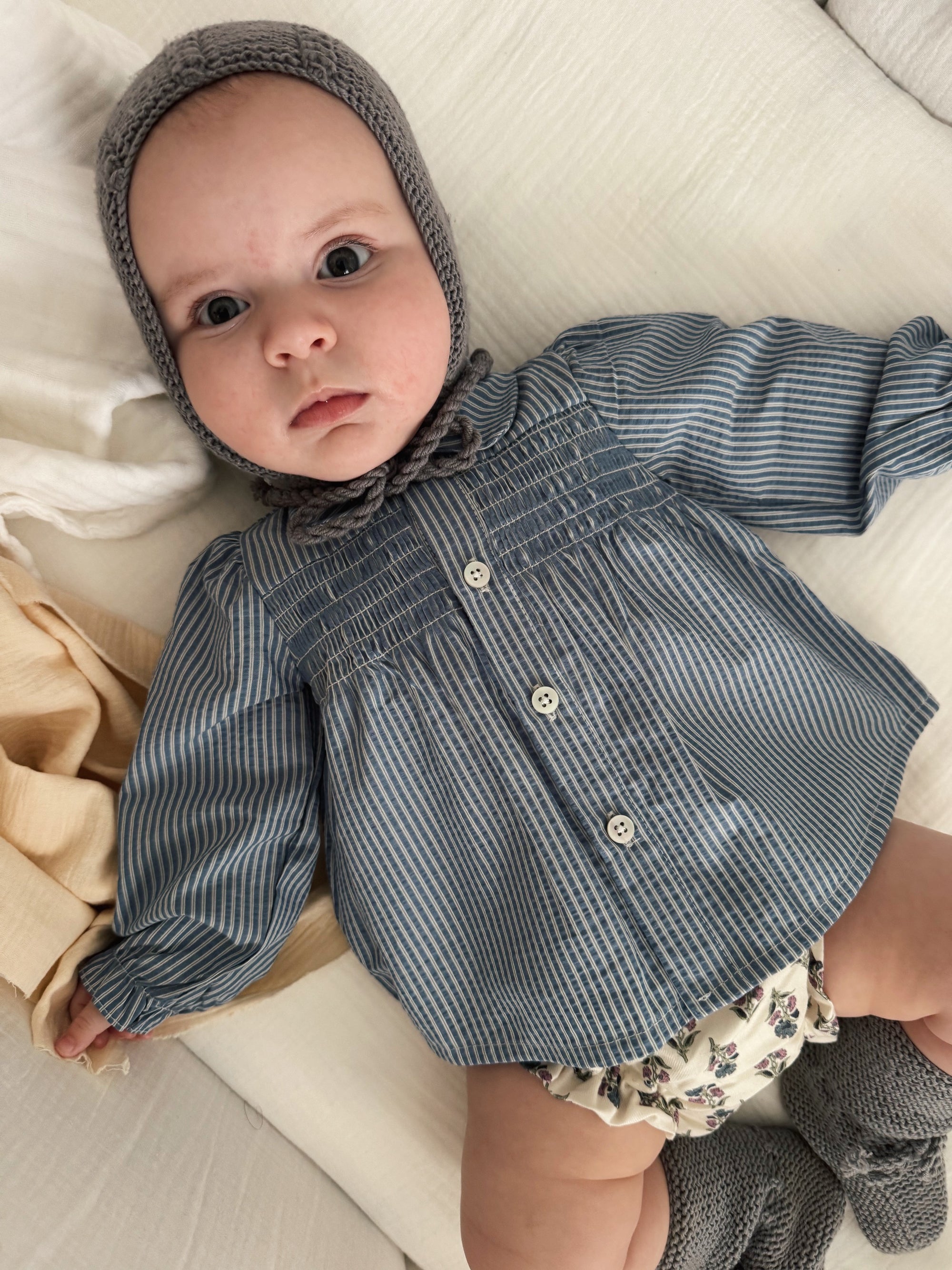 Bebé con blusa Blue Stripes de Tipitesa