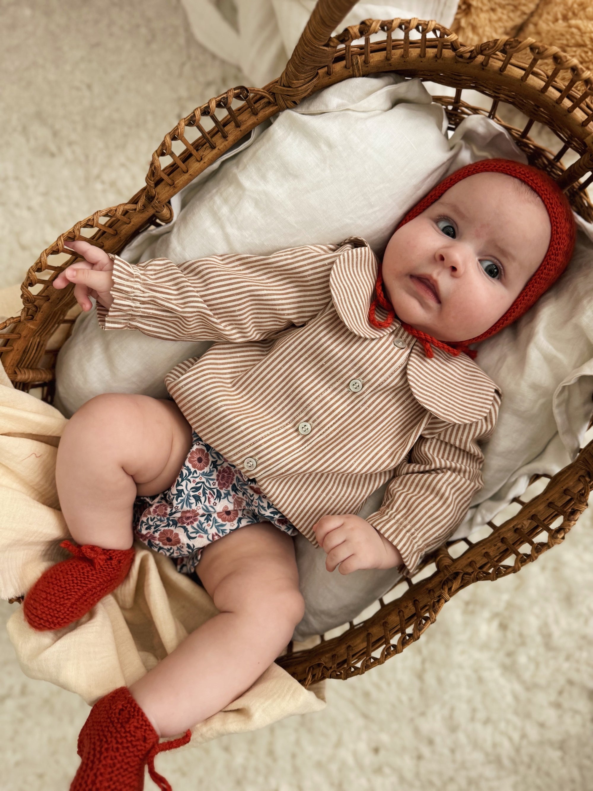 Bebé con blusa Caramel Stripes de Tipitesa