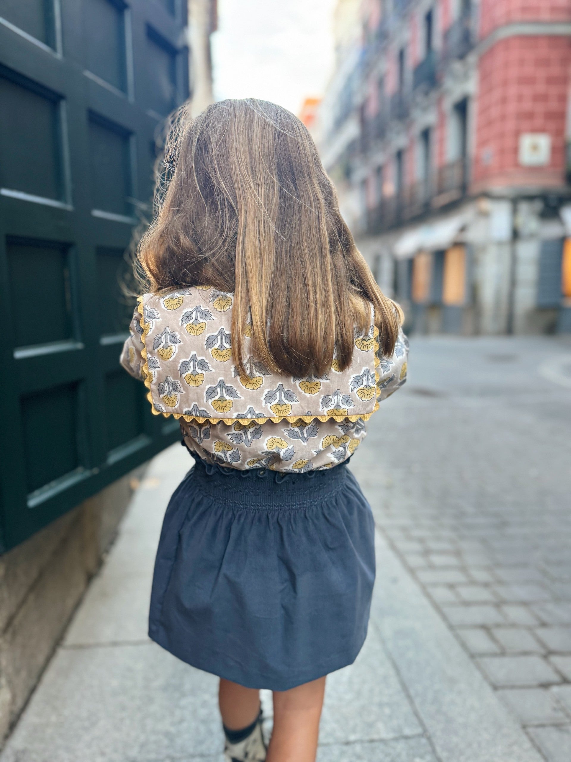 Falda de niña Filipa azul combinada con blusa Tipitesa
