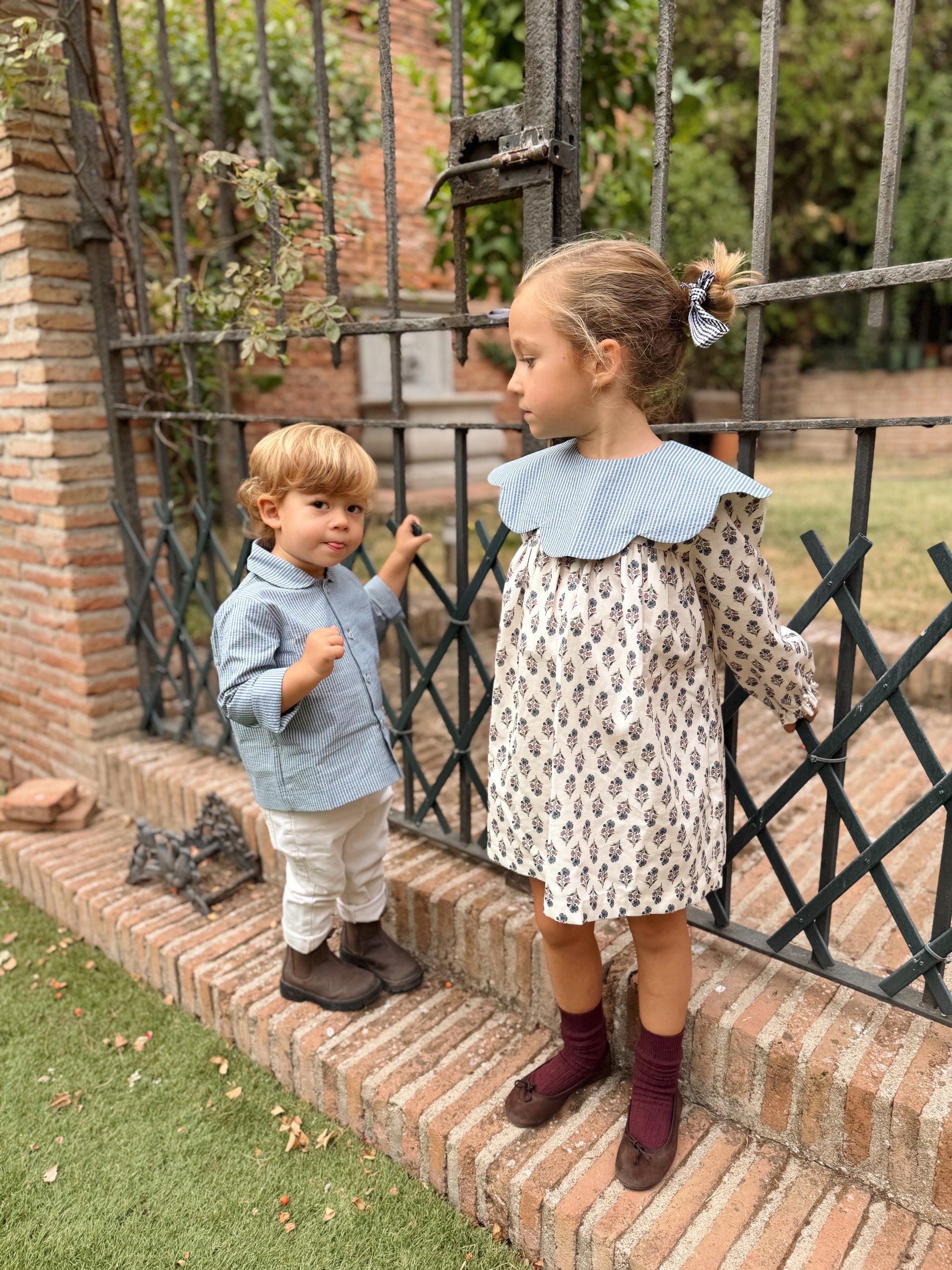 Vestido de niña con cuello Gardea print en algodón 100% hecha en España