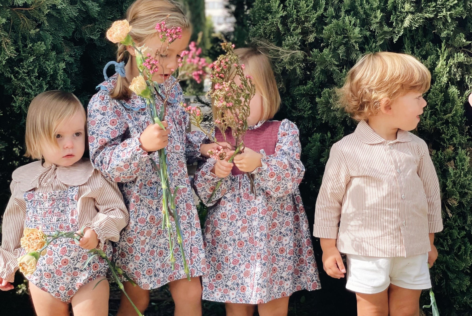 Niñas con vestidos Morris Print de Tipitesa