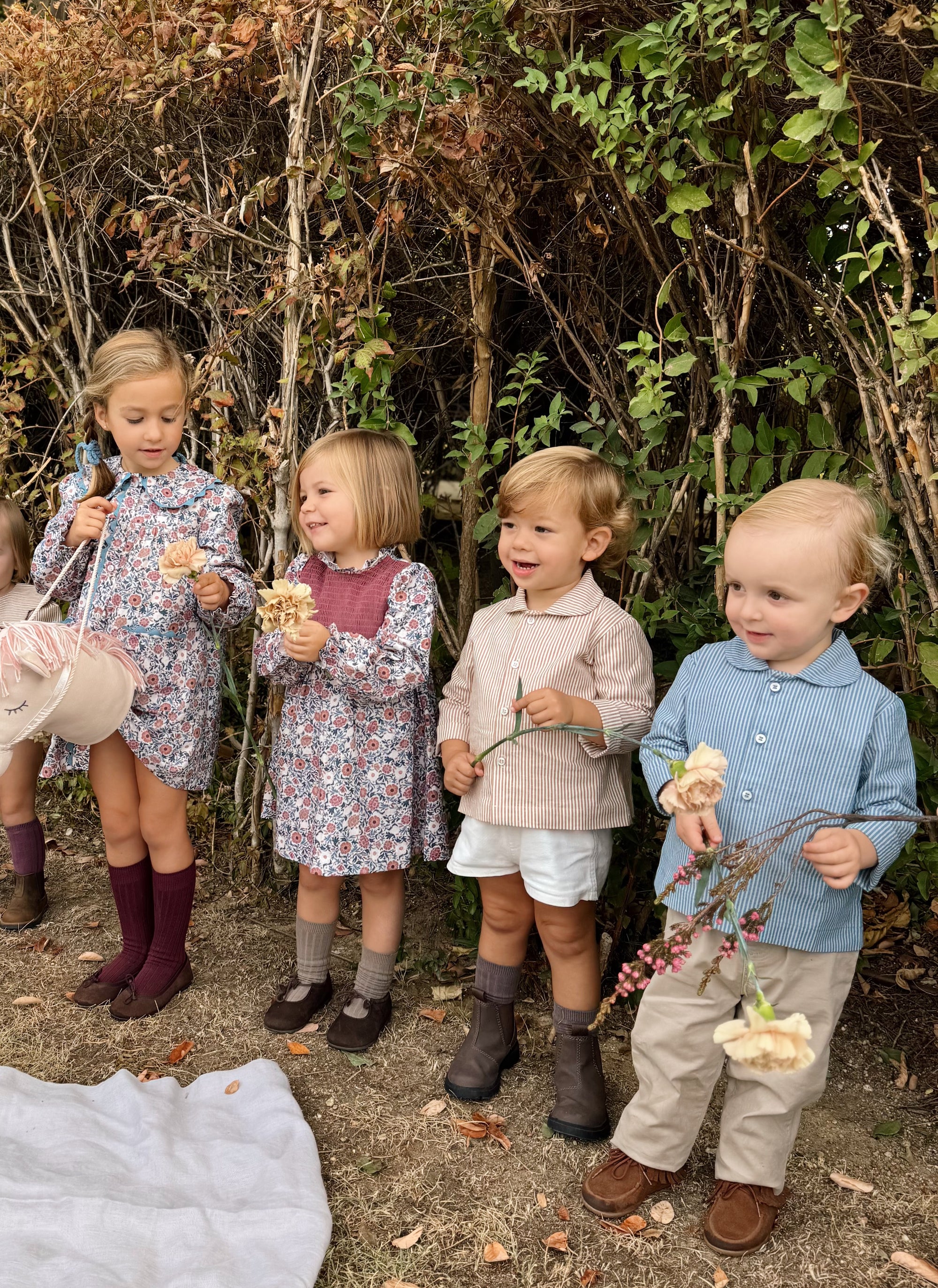 Niños vestidos con prendas de Tipitesa hechas en España