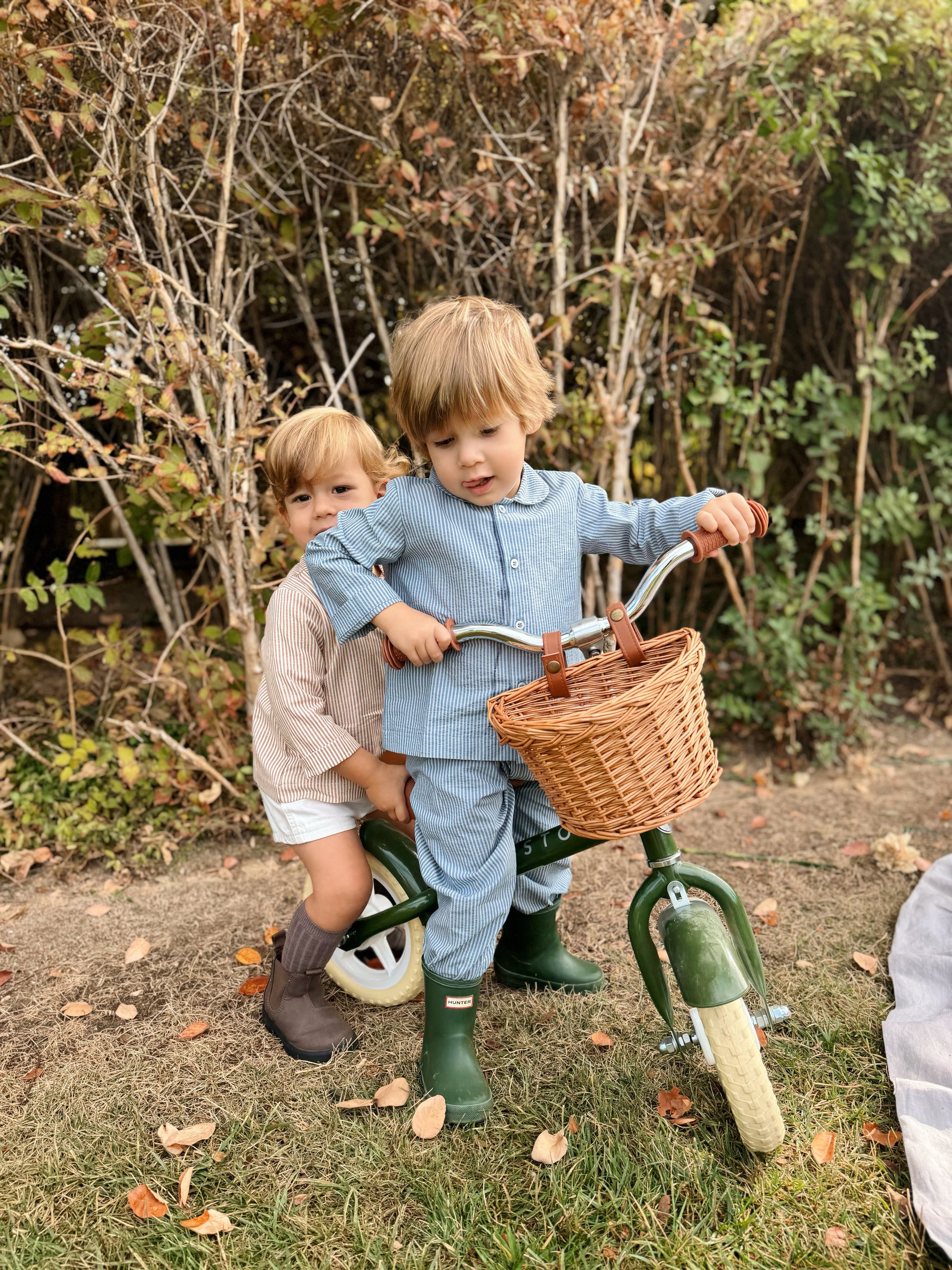 Niños con pantalón y camisa Blue Stripes y Caramel Stripes Tipitesa