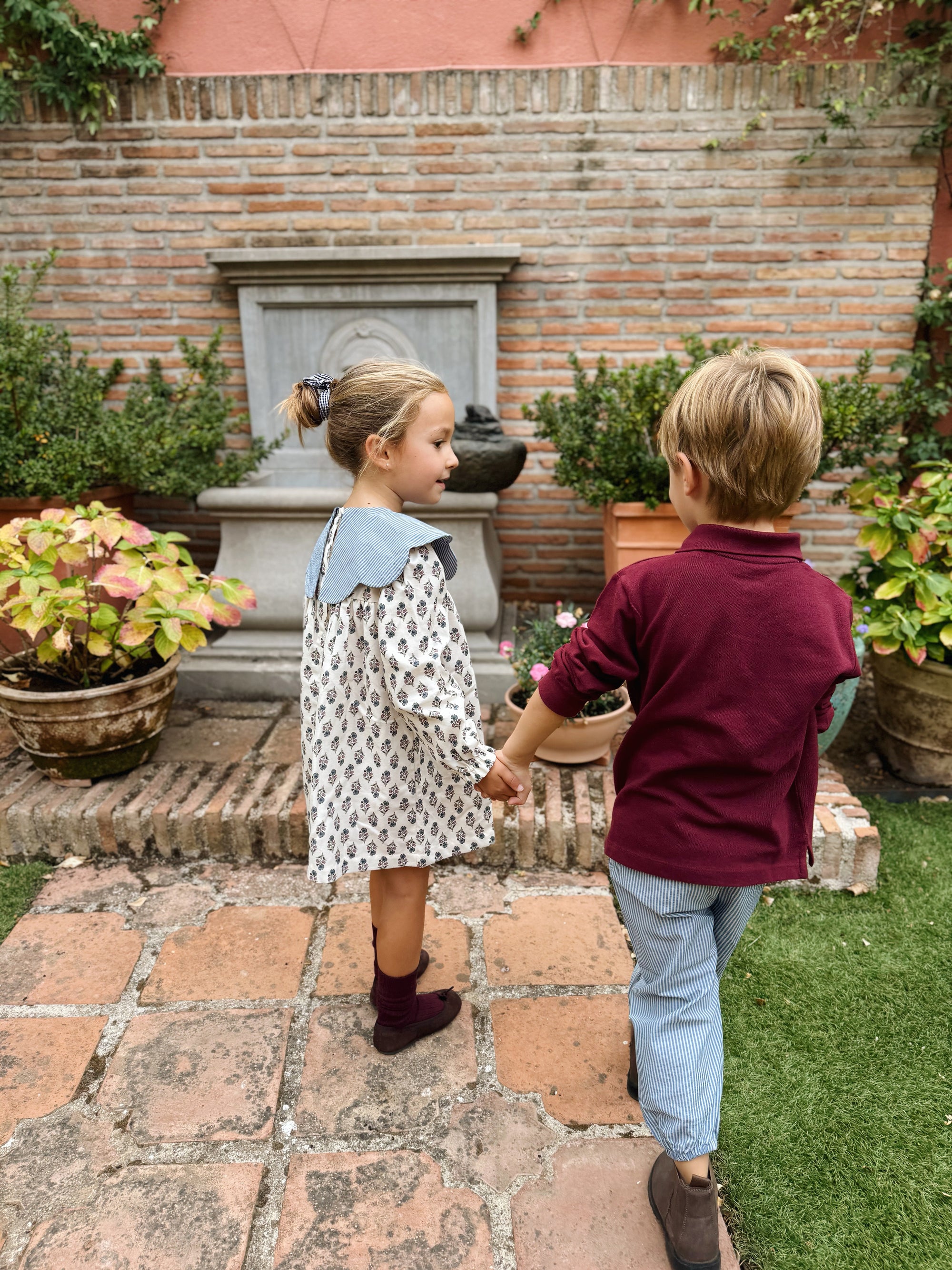 Niña con vestido Gardea print en algodón 100% hecha en España